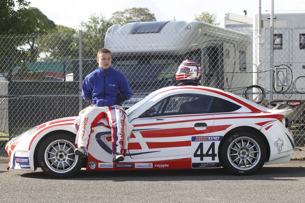 Patrik Matthiessen med den Ginetta han tidligere har kørt i England
(Foto: Jakob Ebrey)